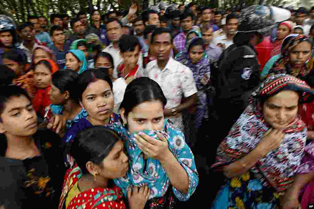  Cư d&acirc;n v&acirc;y quanh hiện trường xưởng may bị hỏa hoạn ở ngoại &ocirc; Dhaka, ng&agrave;y 25/11/2012. 