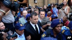 Cảnh sát và nhân viên an ninh đưa Oscar Pistorius rời tòa án, 12/9/14