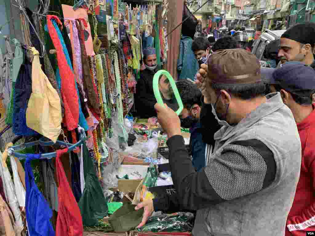 بھارتی کشمیر میں لگ بھگ دو سال سے مختلف پابندیاں عائد تھیں جس کی وجہ سے عوامی اجتماعات پر پابندی تھی۔&nbsp;