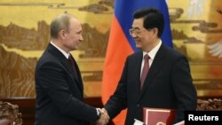 Chủ tịch Trung Quốc Hồ Cẩm Đào và Tổng thống Nga Vladimir Putin tại Bắc Kinh, ngày 5/6/2012