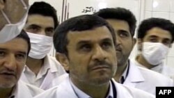 Đài truyền hình nhà nước Iran chiếu hình ảnh Tổng thống Mahmoud Ahmedinejad ngắm nhìn những vật mà được đài này thuyết minh là các thanh nhiên liệu uranium làm giàu mức 20%