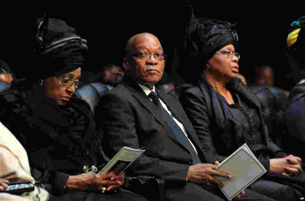 Tổng thống Nam Phi Jacob Zuma ngồi cạnh bà Winnie Madikizela-Mandela (giữa), vợ cũ của ông Nelson Mandela, và góa phụ Graca Machel Nelson Mandela (phải) trong lễ tang ở Qunu. 