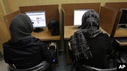 Phụ nữ Iran sử dụng máy tính tại một quán cà phê Internet ở trung tâm Tehran.