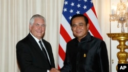 Ngoại trưởng Mỹ Rex Tillerson (trái) bắt tay thủ tướng Thái Lan Prayut Chan-o-cha trong một cuộc gặp ở Bangkok hôm 8/8 năm nay. Sau chuyến thăm này của ông Tillerson, Bộ Ngoại giao Thái Lan nói thương mại với Triều Tiên đã giảm tới 94% so với năm trước.