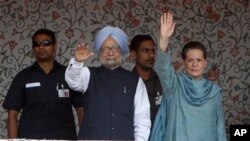 Ấn Độ Thủ tướng Ấn Độ Manmohan Singh và lãnh tụ đảng Quốc Đại Ấn Độ bà Sonia Gandhi đến thăm vùng Kashmir, ngày 25/6/2013.