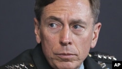 Ông Petraeus - cựu giám đốc CIA. 