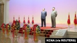 Tượng hai ông Kim Il Sung và Kim Jong Il tại Cung Mặt trời Kumsusan ở thủ đô của Triều Tiên.