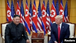 Tổng thống Mỹ Donald Trump và lãnh đạo Triều Tiên Kim Jong Un. 