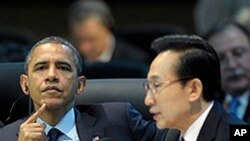 Tổng thống Hoa Kỳ Barack Obama (trái) và Tổng thống Nam Triều Tiên Lee Myung-bak trong phiên họp tại hội nghị Thượng đỉnh An ninh Hạt nhân