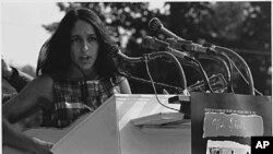 Ca sĩ Joan Baez (hình chụp năm 1963)