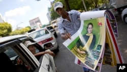 Lịch với hình ảnh lãnh tụ đối lập Aung San Suu Kyi được bán trên đường phố Yangon, Myanmar, ngày 12/11/2015.