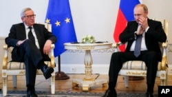 Tổng thống Nga Vladimir Putin (phải) và Chủ tịch Ủy ban châu Âu Jean-Claude Juncker trong cuộc hội đàm tại Diễn đàn Kinh tế Quốc tế St. Petersburg, Nga, ngày 16 tháng 6 năm 2016.