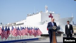 Tổng thống Trump phát biểu tại Norfolk, nơi tàu bệnh viện USNS Comfort nhổ neo để tới New York hỗ trợ các hoạt động y tế đối phó với COVID-19.