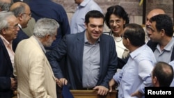 Thủ tướng Hy Lạp Alexis Tsipras được các nhà lập pháp khen ngợi sau phiên bỏ phiếu tại Quốc hội ở Athens, Hy Lạp, 11/7/2015.