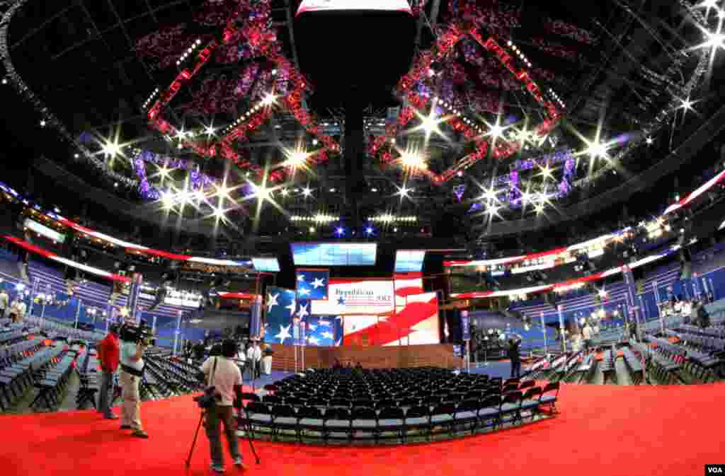 Cumhuriyet&ccedil;i Ulusal Kurultayı&#39;nın d&uuml;zenlendiği Tampa Bay Times Forum&#39;da kurulan sahne. (B. Allen/VOA)