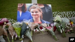 Ảnh và hoa tưởng niệm bà Jo Cox, nhà lập pháp Anh vừa bị sát hại, bên ngoài Quảng trường Nghị viện tại London, Anh, ngày 17/6/2016. 