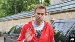 Lidè opozisyon an nan Larisi, Alexei Navalny, ki t ap salye patizan ak kòlèg li yo aprè li te fin kite prizon an nan Moskou jedi 14 jen 2018 la.
(Foto: AP/Dmitry Serebryakov).