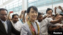 Bà Aung San Suu Kyi của Myanmar tại sân bay quốc tế Yangon, ngày 13/6/2012