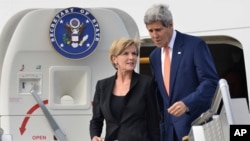 Ngoại trưởng Kerry cùng Ngoại trưởng Úc Julie Bishop đáp chuyến bay tới thành phố Sydney, ngày 11/8/2014.