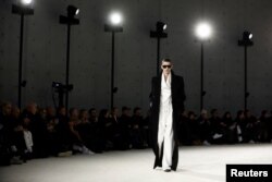 Yon manken nan defile modis Anthony Vaccarello pou mezon mod Saint Laurent nan Paris, 17 Janvye 2023.