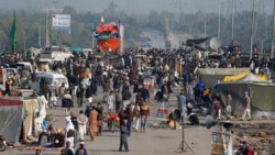 دھرنا ، کاروائی ، اور مزید ’دھرنا‘ ۔ آئندہ کیا ہوگا؟ رپورٹ شہناز عزیز مسلم لیگ نون کے راہنما ظفر علی شاہ کہتے ہیں ’ میر ذاتی خیال ہے کہ متعلقہ شخص ، جو ایک وفاقی وزیر ہے ، شائد سبکدوش ہو جائے ۔‘ دھرنے اور اس سے پیدا ہونے والی صورتحال پر اتوار کو وائس آف سے گفگتگوکرتے ہوئے ، مسلم لیگ نون کے راہنما اور نائب صدرظفر علی شاہ نے کہا کہ ناموس رسالت کا مسئلہ بہت ہی حساس ہے اس لیے حکومت اس پر کوئی اقدام کرنے کی جرات نہیں کر رہی تھی ۔بقول ان کے ’اسے ڈر تھا کہ کوئی تشدد یا ’مس ہیپپ ‘ہو گیا تو معاملہ اس کے گلے پڑ جائے گا۔‘ انہوں نے کہا کہ آپ نے دیکھا کہ کل وہی بات ہوئی جب انہوں نے دھرنا ختم کر نے کی کو شش کی ۔ اس سوال کے جواب میں کہ اگلا قدم کیا ہوگا؟ ظفر علی شاہ نے کہا ’ میر ذاتی خیال ہے کہ متعلقہ شخص ، جو ایک وفاقی وزیر ہے ، شائد سبکدوش ہو جائے ۔‘ بظاہر یہ اشارہ وفاقی وزیر قانون ، زاہد حامد کی جانب لگتا ہے ۔ اسی بارے میں ، وی۔اے۔او سے بات کرتے ہو ئے جماعت اسلامی کے سابق سینیٹر پروفیسر ابراہیم نے کہا کہ جماعت اسلامی اور دیگر دینی جماعتیں ، اصولی طور پر اس دھرنے کے پی