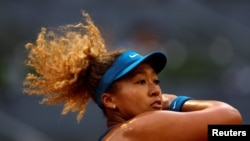 Foto Achiv: Japonez-Ayisyen Naomi Osaka pandan match dezyem tou li nan tounwa tenis WTA Masters 1000 nan vil Madrid, Espay, 1 Me, 2022. 