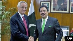 Đại sứ Hoa Kỳ tại Pakistan Cameron Munter, trái, trong khi gặp Bộ trưởng Nội vụ Pakistan Rehman Malik trước đây