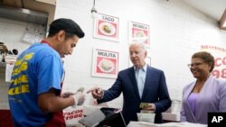 Prezidan Biden peye pou komann li nan Tacos 1986, yon restoran Meksiken nan vil Los Angeles, Jedi 13 Oktob 2022. 