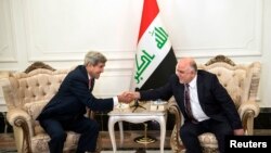 Ngoại trưởng Hoa Kỳ John Kerry và tân Thủ tướng Iraq Haider al-Abadi bắt tay sau cuộc họp tại Baghdad, ngày 10/9/2014. 