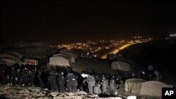 Cảnh sát Israel đuổi người Palestine ra khỏi những lều trại trong khu vực E-1 gần Jerusalem, ngày 13/1/2013.