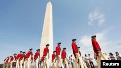 Ban quân nhạc Fife and Drum Corps biểu diễn trong buổi lễ mở cửa lại Đài Tưởng niệm Washington tại thủ đô Hoa Kỳ, 12/5/14.
