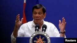 Tổng thống Philippines Rodrigo Duterte nói chuyện với cộng đồng Philippines nhân chuyến thăm chính thức Malaysia, ở Kuala Lumpur, 9/11/2016.