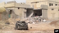 Nhà cửa ở Taftanaz, một khu vực nằm về mạn đông thành phố Idlib của Syria, bị hư hại 