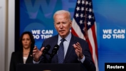 Tổng thống Mỹ Joe Biden phát biểu về nỗ lực ứng phó của chính quyền ông với COVID-19, trong khi Phó Tổng thống Kamala Harris đứng theo dõi trong Tòa nhà Văn phòng Hành pháp Eisenhower tại Nhà Trắng ở Washington, ngày 2 tháng 6, 2021.