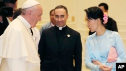 Giáo Hoàng Francis và lãnh đạo Myanmar Aung San Suu Kyi, tại thủ đô Naypyitaw, ngày 28/11/2017.