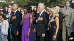 Tổng thống Obama, Ðệ nhất phu nhân Michelle, Phó Tổng thống Joe Biden, và phu nhân Jill Biden cử hành phút mặc niệm tại Tòa Bạch Ốc, ngày 11/9/2013, 12 năm sau vụ tấn công khủng bố giết chết gần 3000 người.