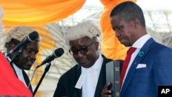 Ông Edgar Lungu (phải) trong lễ tuyên thệ nhậm chức Tổng thống Zambia tại Lusaka, ngày 25/1/2015. 