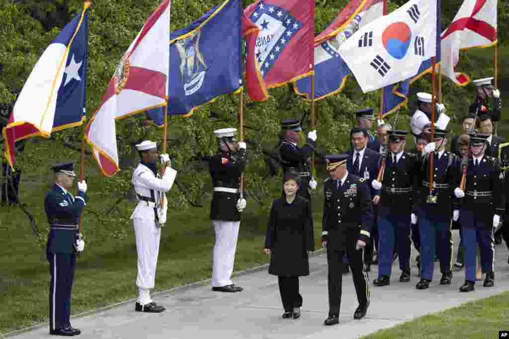 Thiếu tướng Michael Linnington th&aacute;p t&ugrave;ng Tổng thống Park Geun-Hye trong buổi lễ đặt v&ograve;ng hoa tưởng niệm tại Mộ Tử sĩ V&ocirc; danh tại Nghĩa trang Quốc gia Arlington, bang Virginia, ng&agrave;y 6 th&aacute;ng 5.