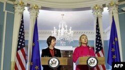 Ngoại trưởng Mỹ Hillary Clinton và Ủy viên Đối ngoại EU Catherine Ashton trong 1 cuộc họp báo tại Bộ Ngoại giao ở Washington, 17/2/2012