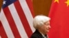 Bà Yellen được tiếp đón niềm nở hơn các đồng nghiệp cũng từ Washington bay tới, vì người ta biết bà sẽ chỉ nói chuyện tiền bạc, đầu tư, giao thương. 