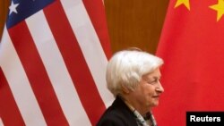 Bà Yellen được tiếp đón niềm nở hơn các đồng nghiệp cũng từ Washington bay tới, vì người ta biết bà sẽ chỉ nói chuyện tiền bạc, đầu tư, giao thương. 