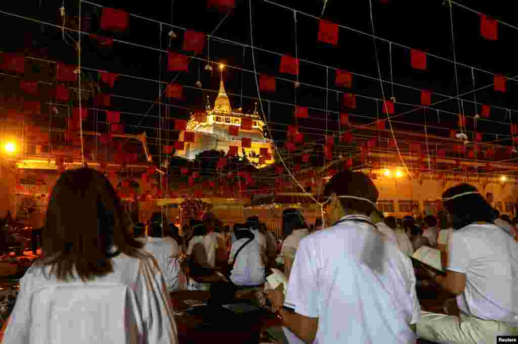 Người dân Thái Lan cầu nguyện trước thềm năm mới tại ngôi đền Golden mountain, hay còn gọi là Wat Saket, tại thủ đô Bangkok. 