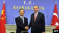 Thủ tướng Thổ Nhĩ Kỳ Recep Tayyip Erdogan, phải, và đối tác Trung Quốc Ôn Gia Bảo bắt tay sau một cuộc họp báo ở Ankara, Thổ Nhĩ Kỳ, thứ Sáu 8/10/2010