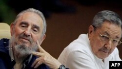 Ông Fidel Castro (trái) và Raul Castro