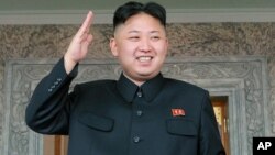 Lãnh đạo Bắc Triều Tiên Kim Jong Un theo dõi một cuộc diễu hành quân sự kỷ niệm 100 năm ngày sinh của cố lãnh tụ Kim Il Sung tại Bình Nhưỡng, ngày 15/4/2012