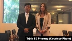 Nhà hoạt động Trịnh Bá Phương (trái) gặp bà Michele Roulbet - Trưởng bộ phận Nội chính phòng Chính trị của ĐSQ Hoa Kỳ - vào ngày 6/2/2020.