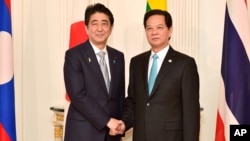 Thủ tướng Việt Nam Nguyễn Tấn Dũng gặp Thủ tướng Nhật Bản Shinzo Abe tại Tokyo, ngày 4/7/2015.