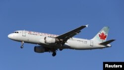 Yon avyon Air Canada, Airbus A320-200 ki tap prepare l pou l ateri nan Ayewopò Entènasyonal Vancouver nan Richmond, British Columbia, Canada, 5 fevriye 2019. REUTERS/Ben Nelms 