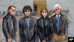 Bị can Dzhokhar Tsarnaev và nhóm luật sư bào chữa William Fick, Judy Clarke, và David Bruck, nghe phán quyết của bồi thẩm đoàn, ngày 8/4/2015.