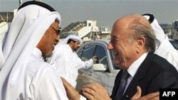 Chủ tịch FIFA Sepp Blatter, phải, được Chủ tịch Liên đoàn Bóng đá Á châu, Mohammed Bin Hammam, chào đón tại sân bay ở Doha trong chuyến thăm chính thức Qatar, 16/12/2010